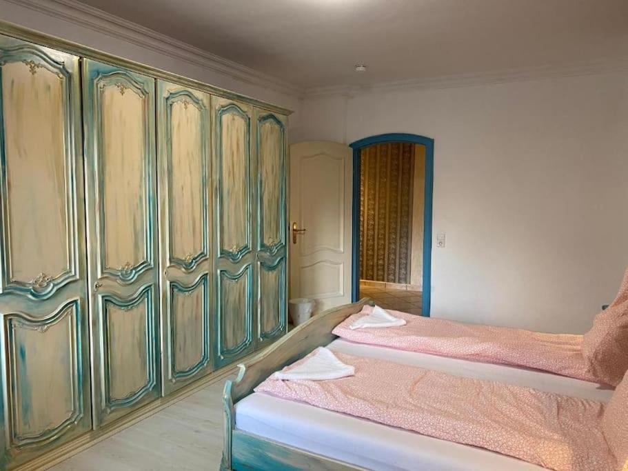 Apartment Central 3 Bedroom Apartment, Friesenstr Köln